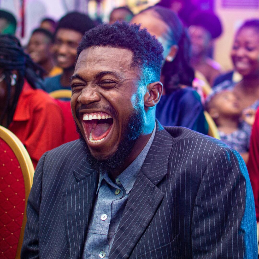 Dressed in overalls and a wide-brim hat, Matt Donnelly engages the audience with humor and charm, creating a truly immersive experience.